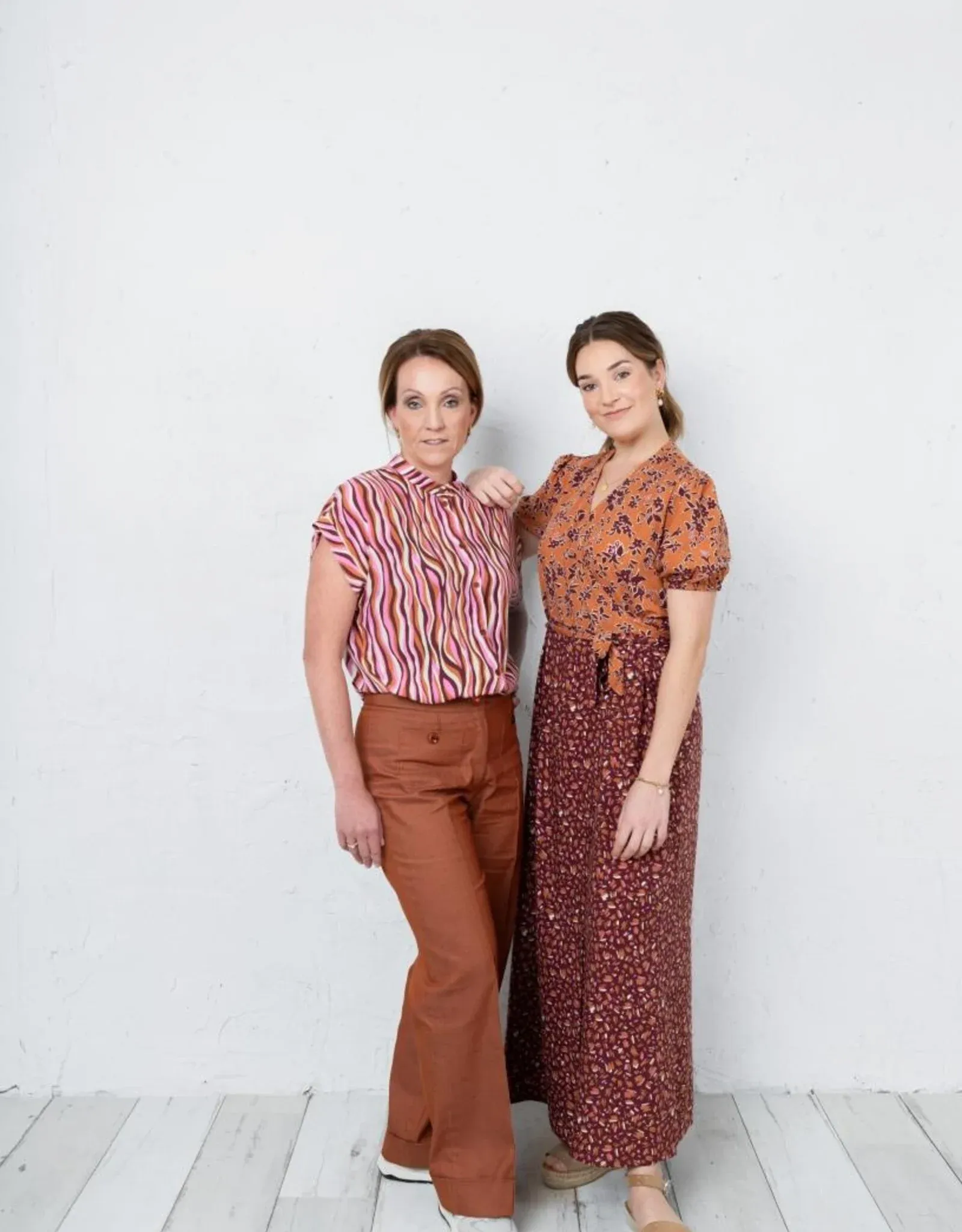 Viscose 'Radiance Flowers' in wijnrood met streepjes - Pommé